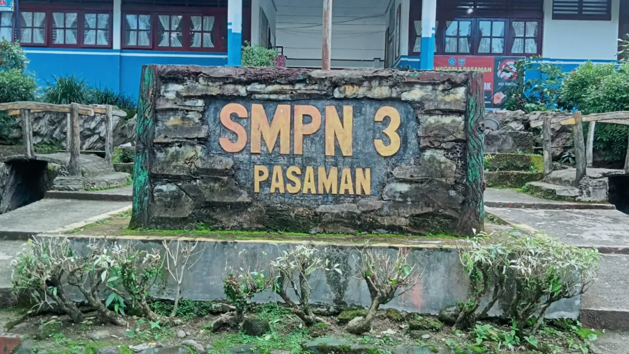 SUMATERA BARAT PASAMAN BARAT VIRAL SEORANG OKNUM GURU BAKAR ALAS KAKI MURID DEMI MENJAGA KEDISIPLINAN